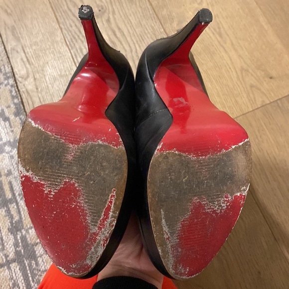 Red bottom black heels - Picture 3 of 7